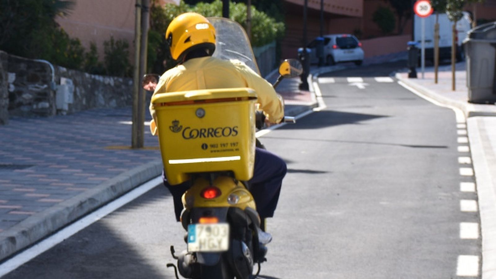 Un repartidor de correos en moto.
