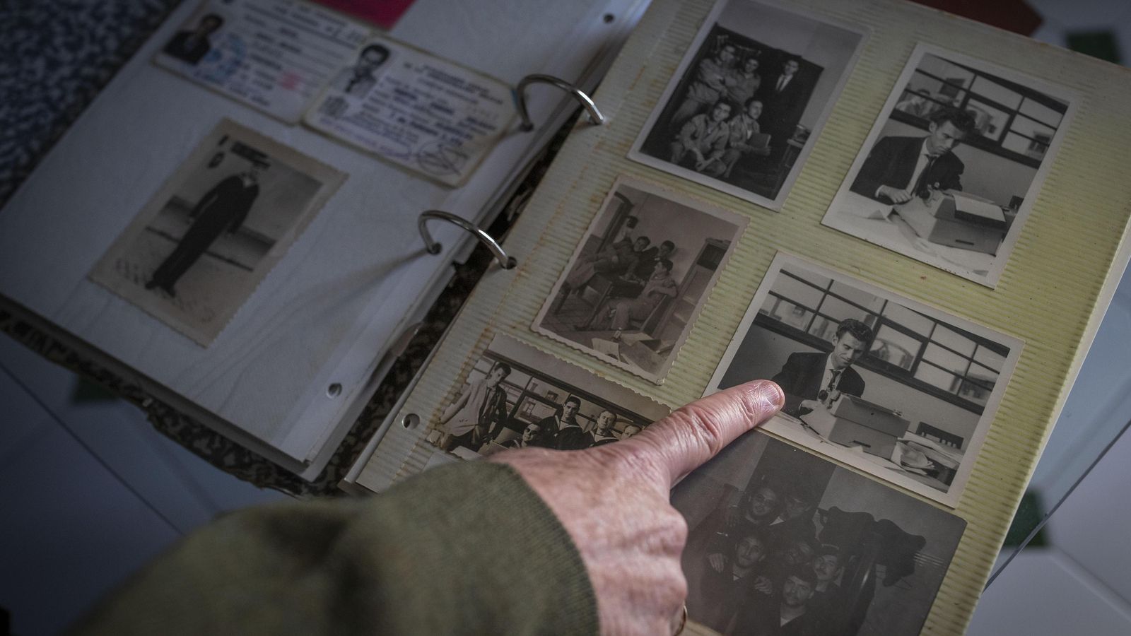Manuel Parodi señala alguna de las fotos que atesora con los recuerdos del CIM. Manuel Parodi señala alguna de las fotos que atesora con los recuerdos del CIM.