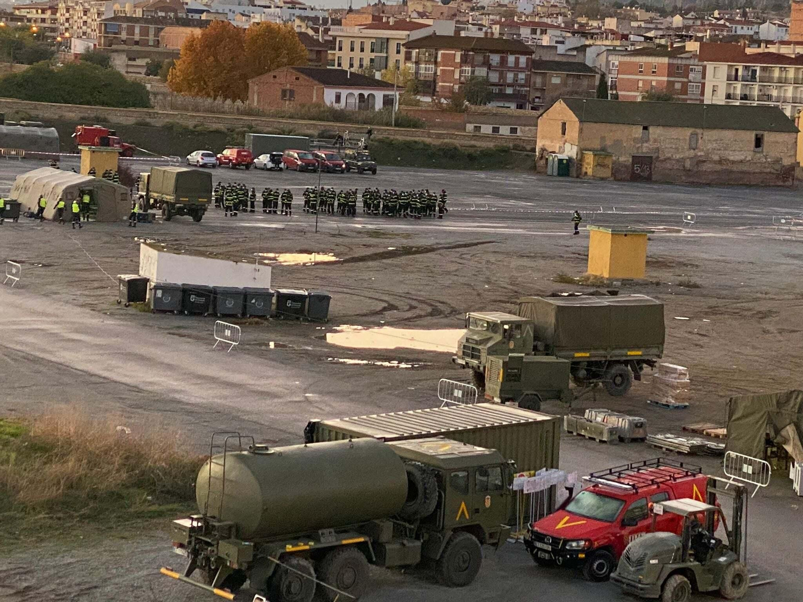 Recinto ferial de Guadix con operarios de la UME
