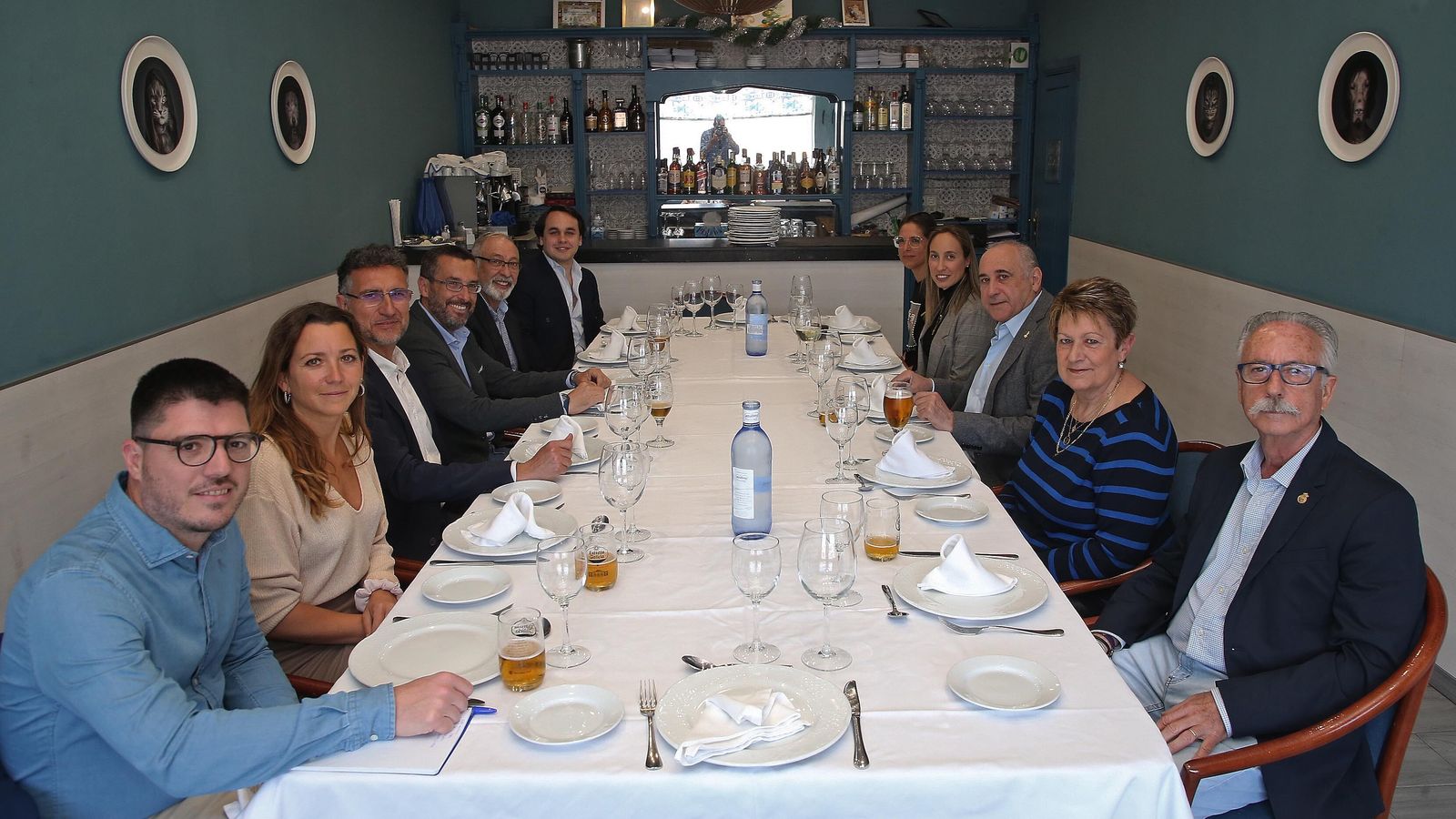 Los participantes en la tertulia, a la mesa en Alevante.