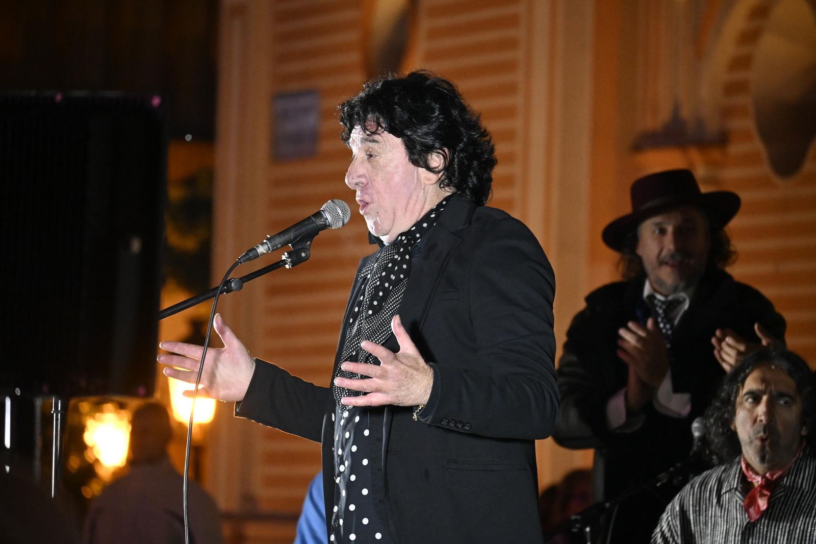 Imágenes de la zambomba en la Plaza de La Merced