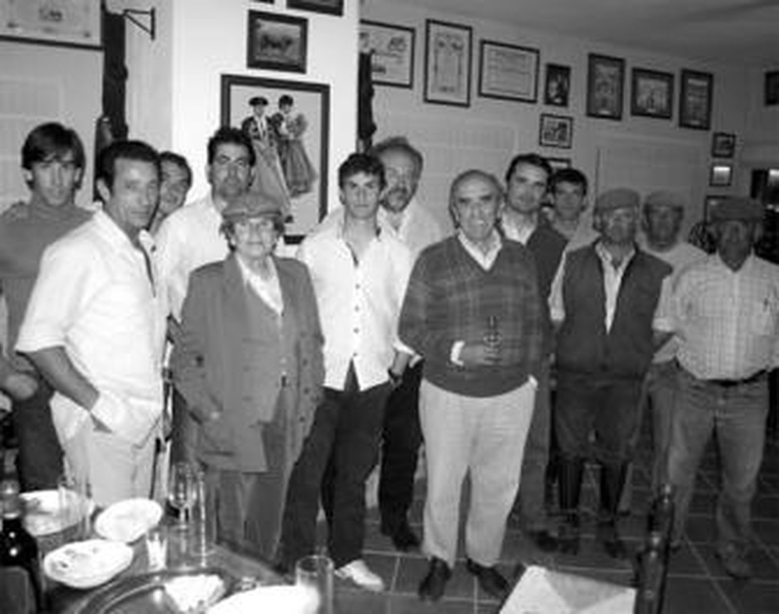 Daniel Luque entre los ganaderos María Domecq y Salvador de la Puerta, padre e hijo y los asistentes a la faena.