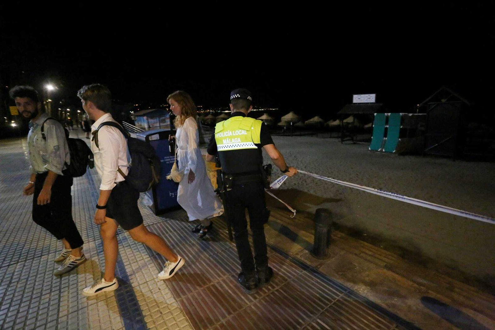 Fotos: Primera noche de cierre de playas en Málaga