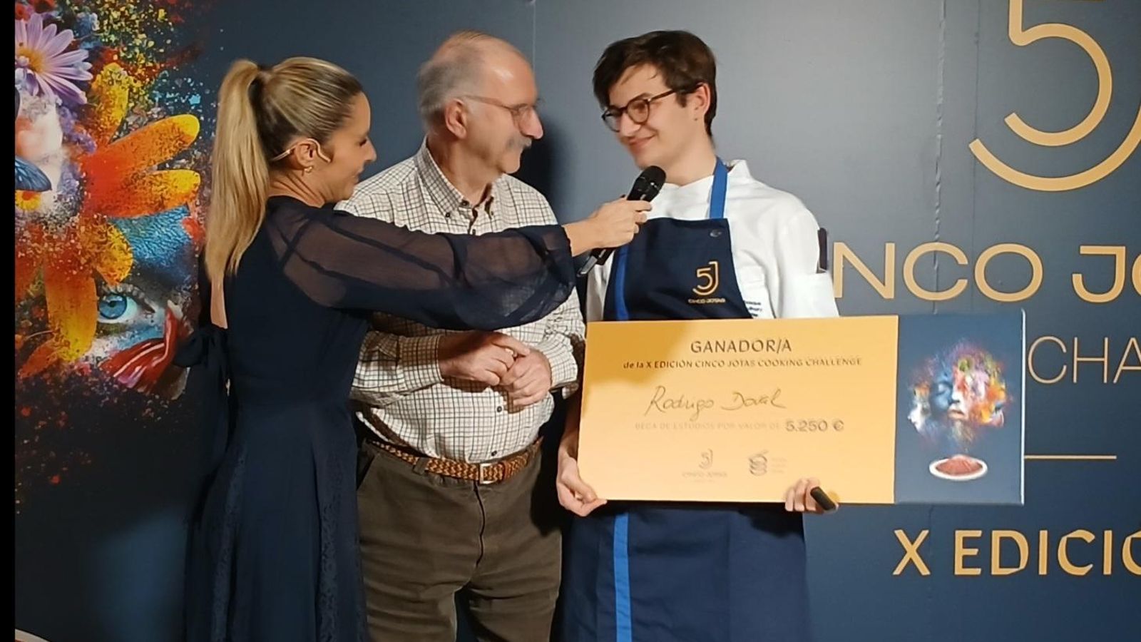 El ganador, Rodrigo Doval, responde a Ainhoa Arbizu ante el presidente del jurado del Cinco Jotas Challenge, Pedro Subijana