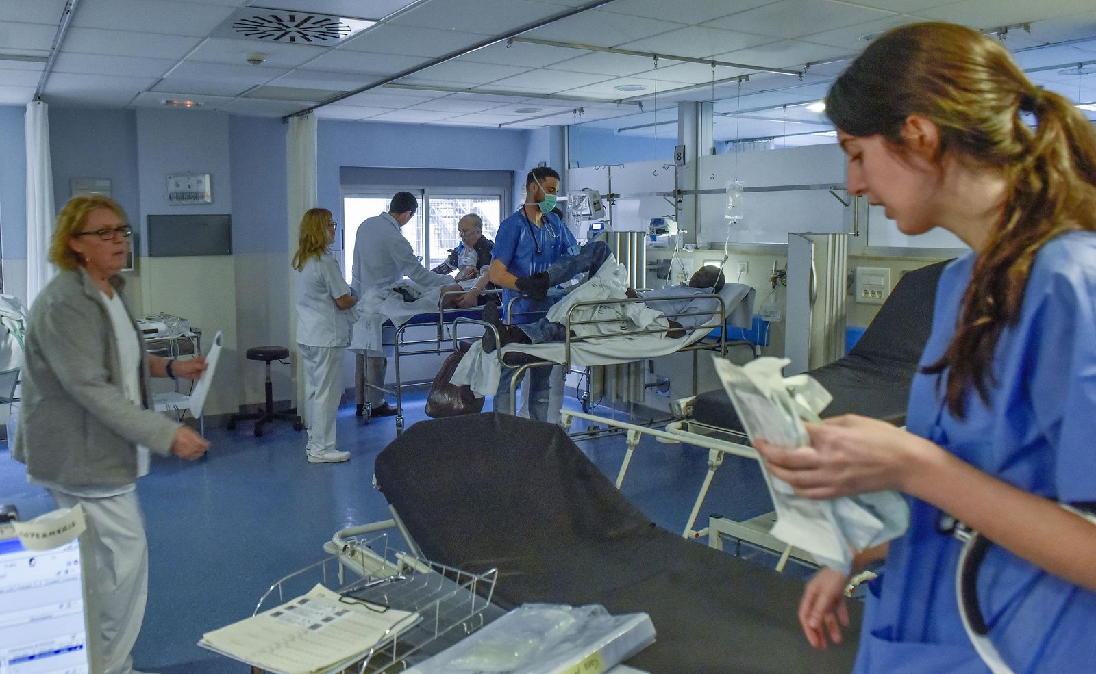 Especialistas en la sala de Observación. Al fondo el cardiólogo Francisco Trujillo realiza una ecocardiografía a un paciente ingresado.