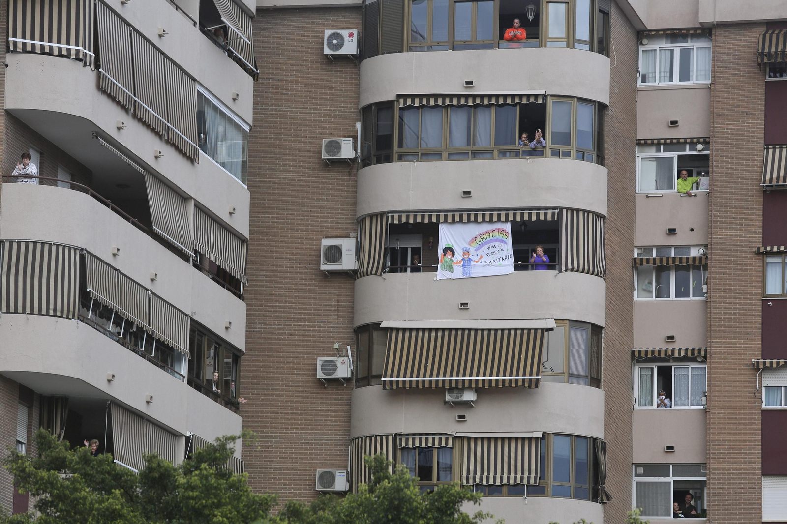 Coronavirus en Málaga: Aplausos que emocionan en el hospital Regional, en fotos