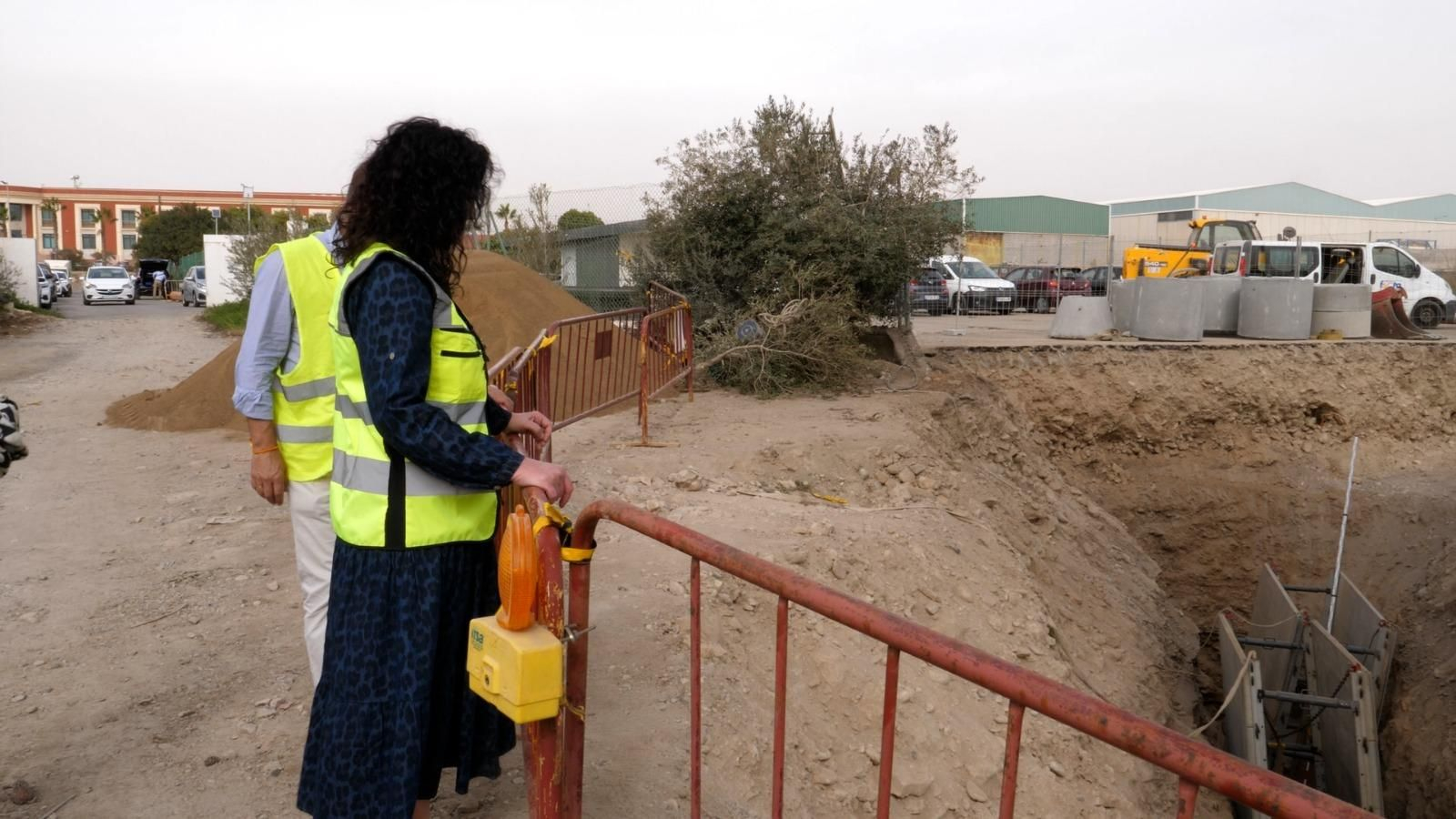 La alcaldesa ha visitado el inicio de los trabajos de la tubería.