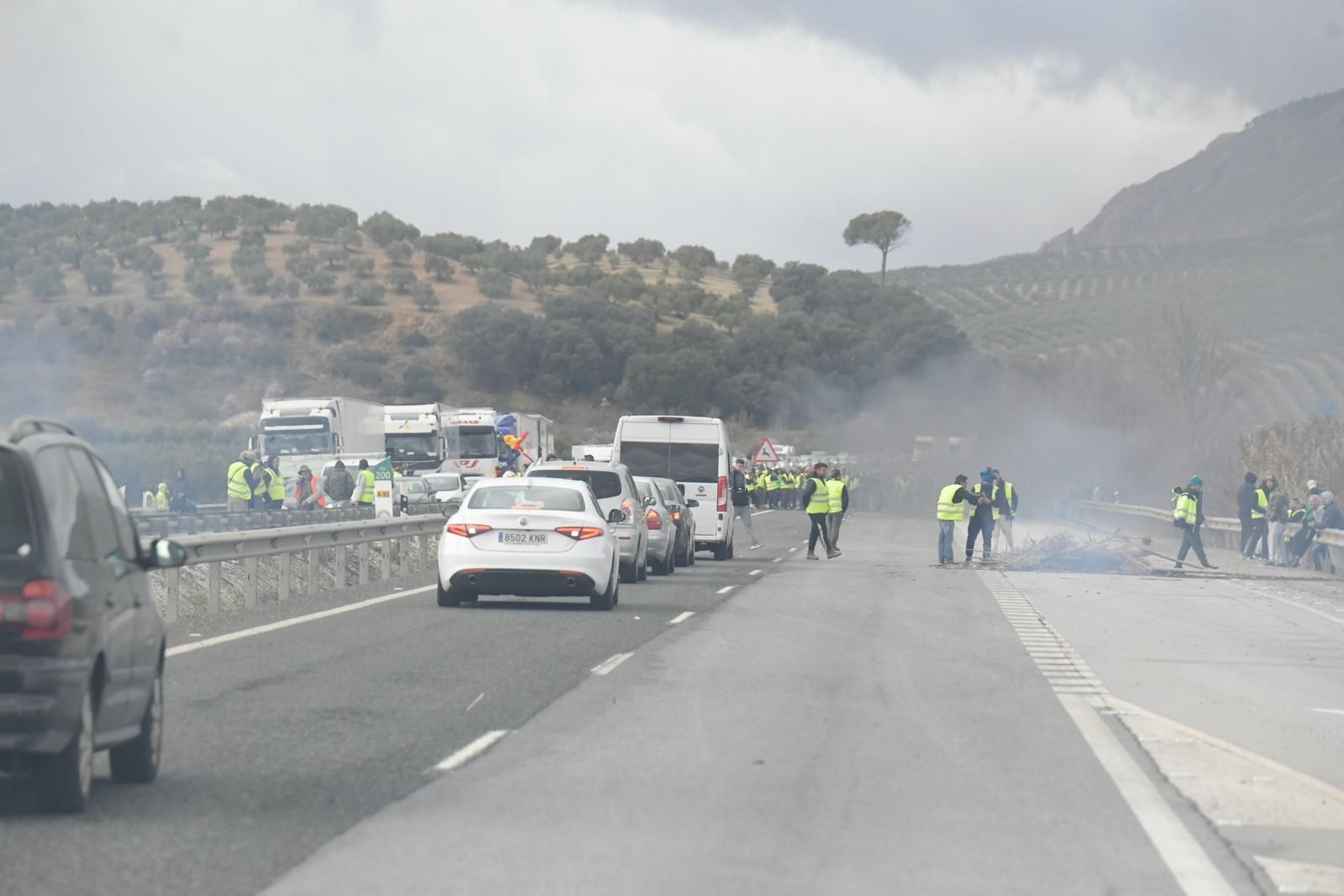 Protestas de los agricultores en Granada: fotos del corte de la A-92 este sábado