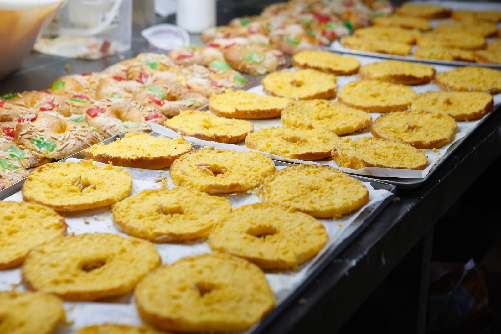 Fotos de la elaboración artesana del roscón de Reyes en la pastelería La Tarifeña