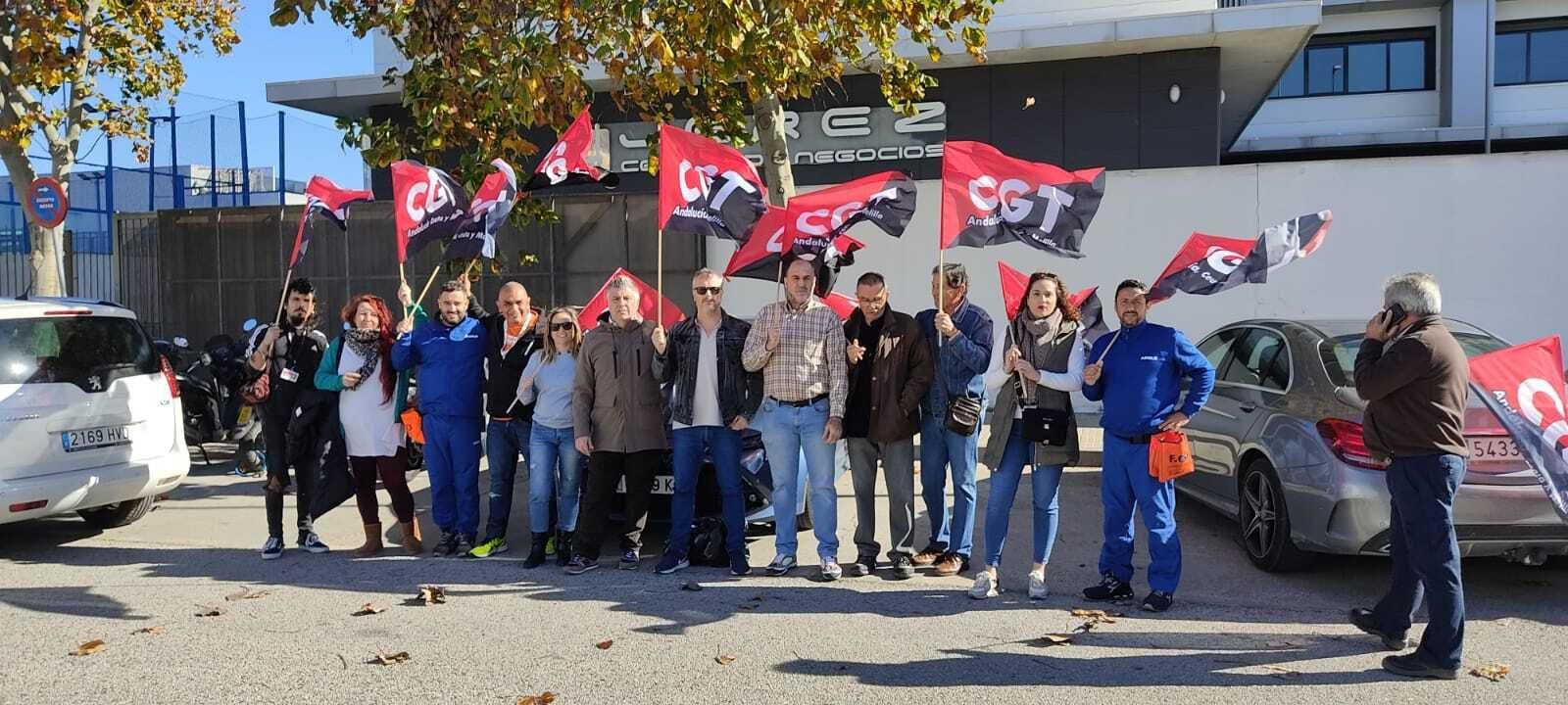 Representantes de CGT frente a la sede de Majorel.
