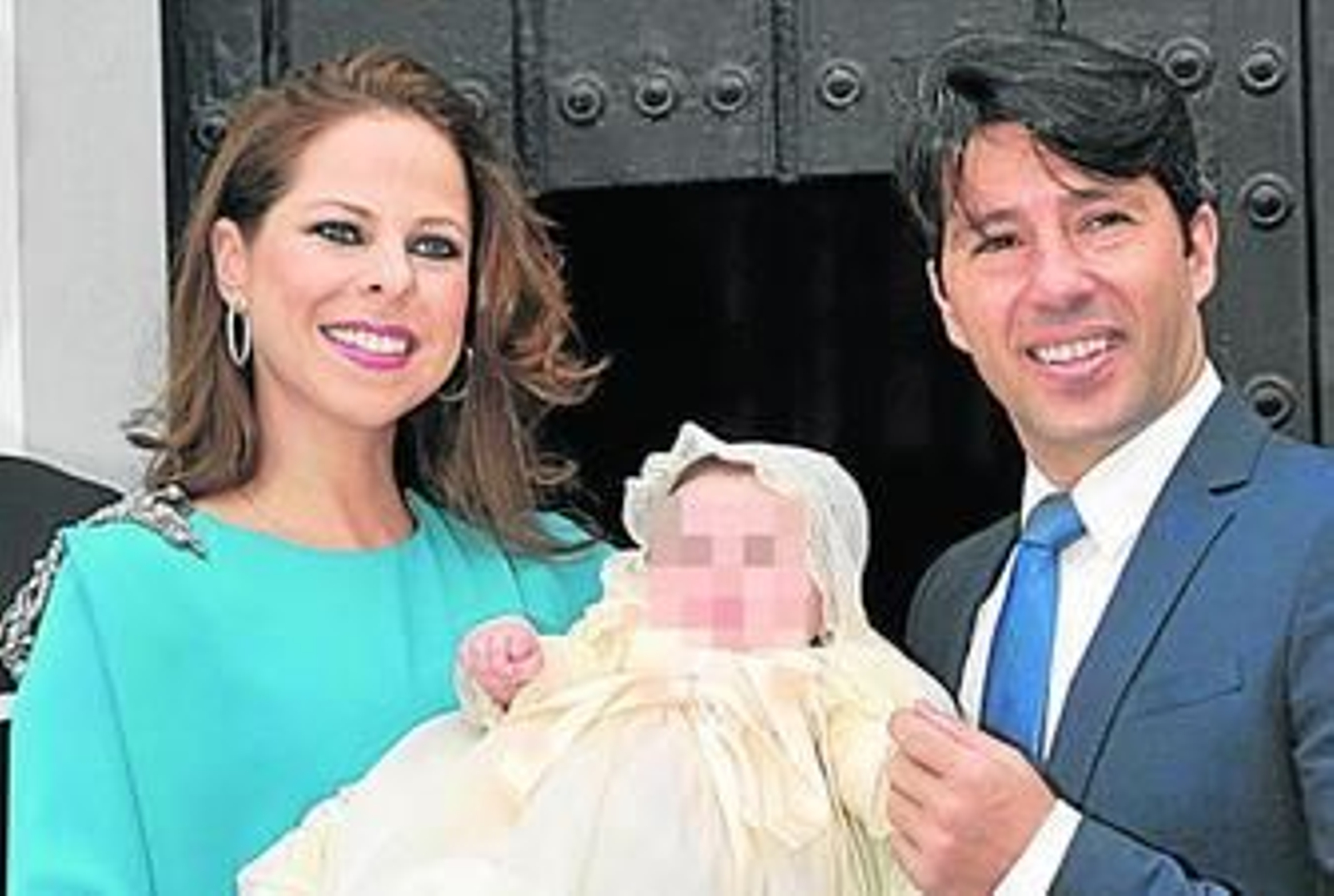 Pastora y Francis Viñolo posan orgullosos con la pequeña Estrella al salir de la iglesia.