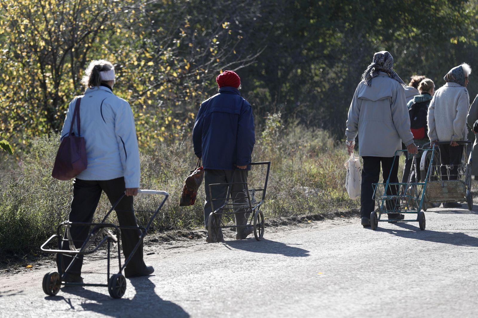 Residentes en Kapitolovka regresan a sus hogares después de un camión con ayuda humanitaria no pudiera llegar.