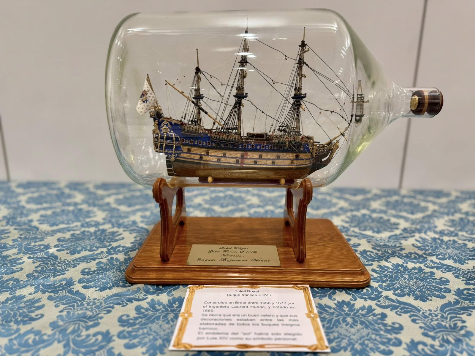 Uno de las obras de la muestra ‘Barcos en botella y dioramas’, de Joaquín Bejarano expuesta en Rota.