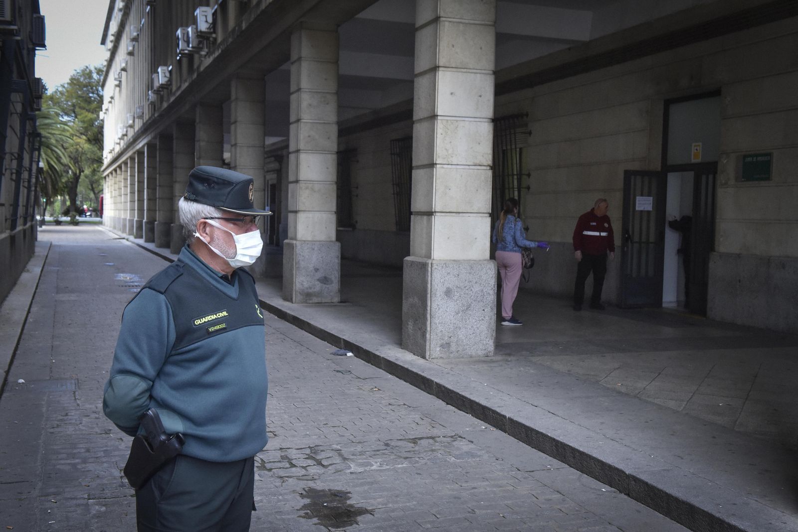 Un agente de la Guardia Civil, con mascarilla, en los jugados de Sevilla.