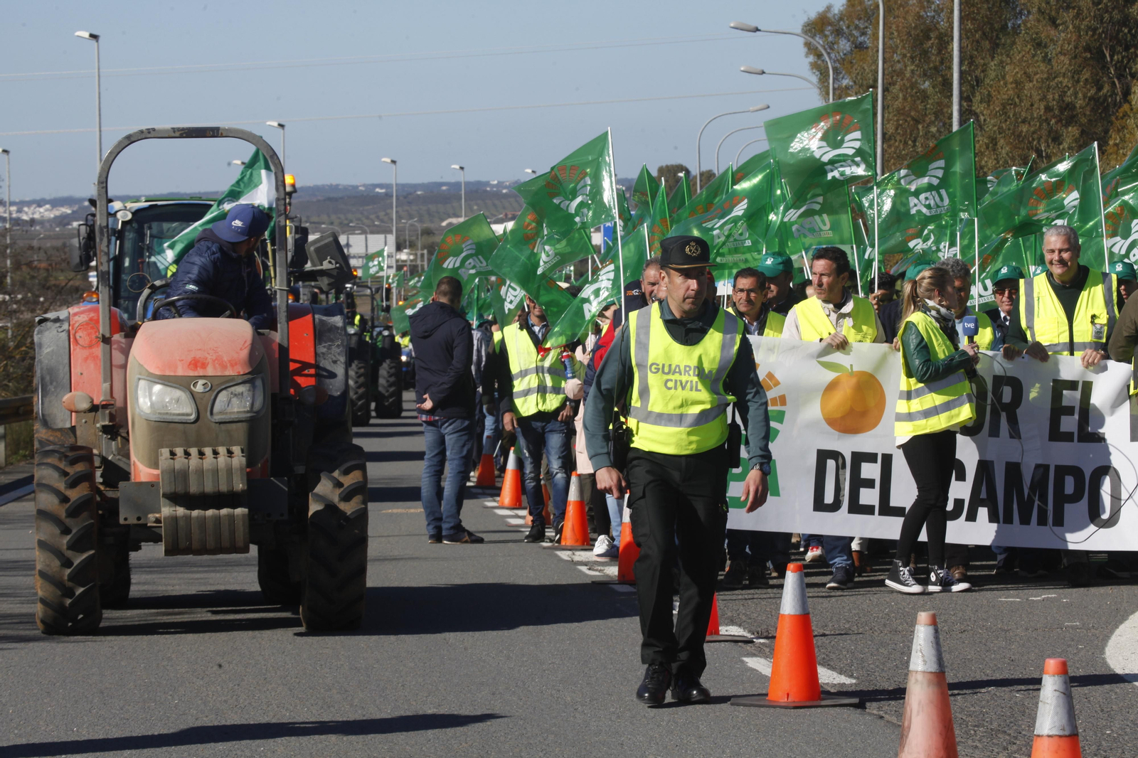 Imágenes de la manifestación de agricultores en el Puente Internacional del Guadiana