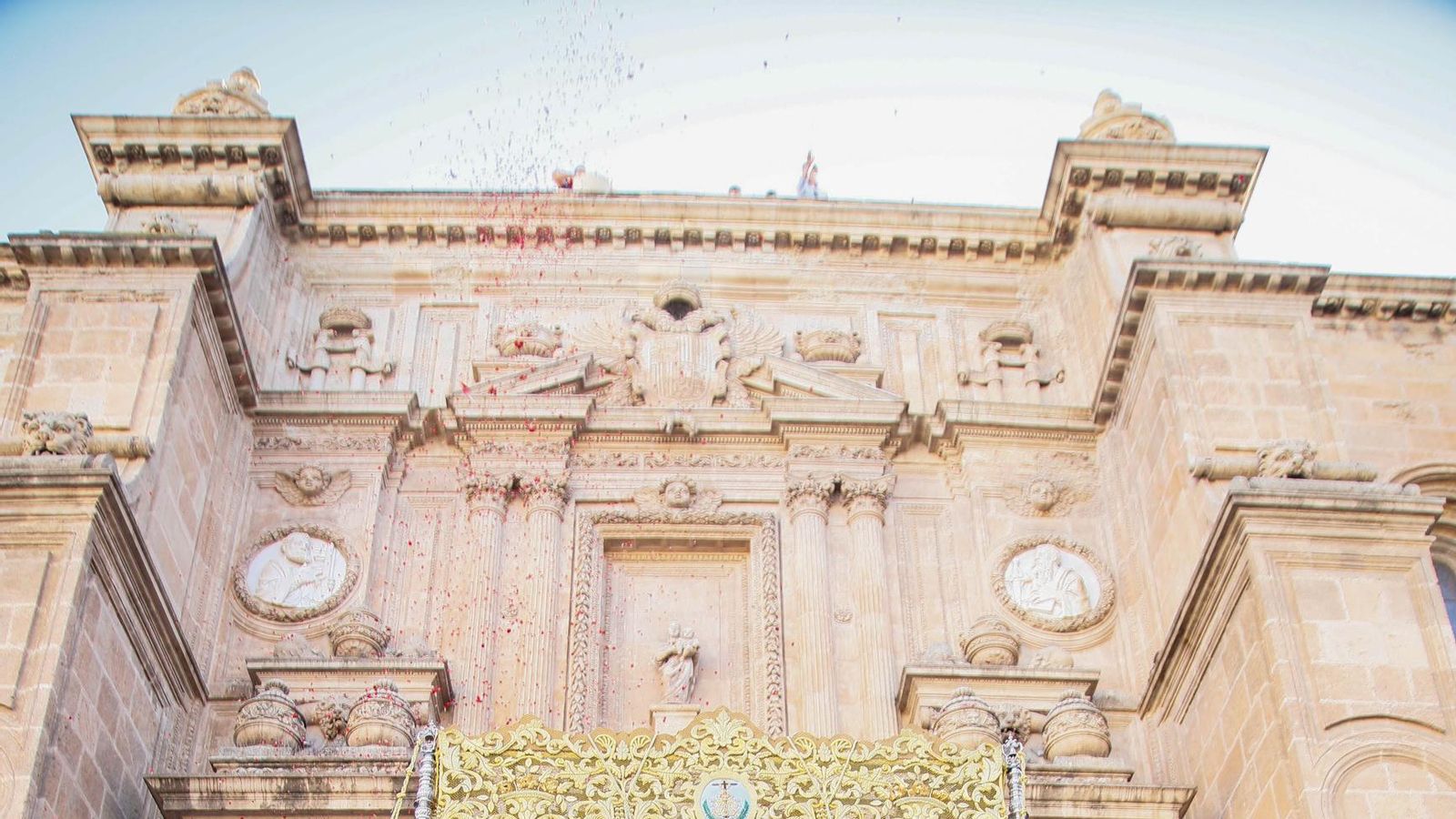 Vea la salida de la Hermandad de Los Ángeles de la Catedral de Almería
