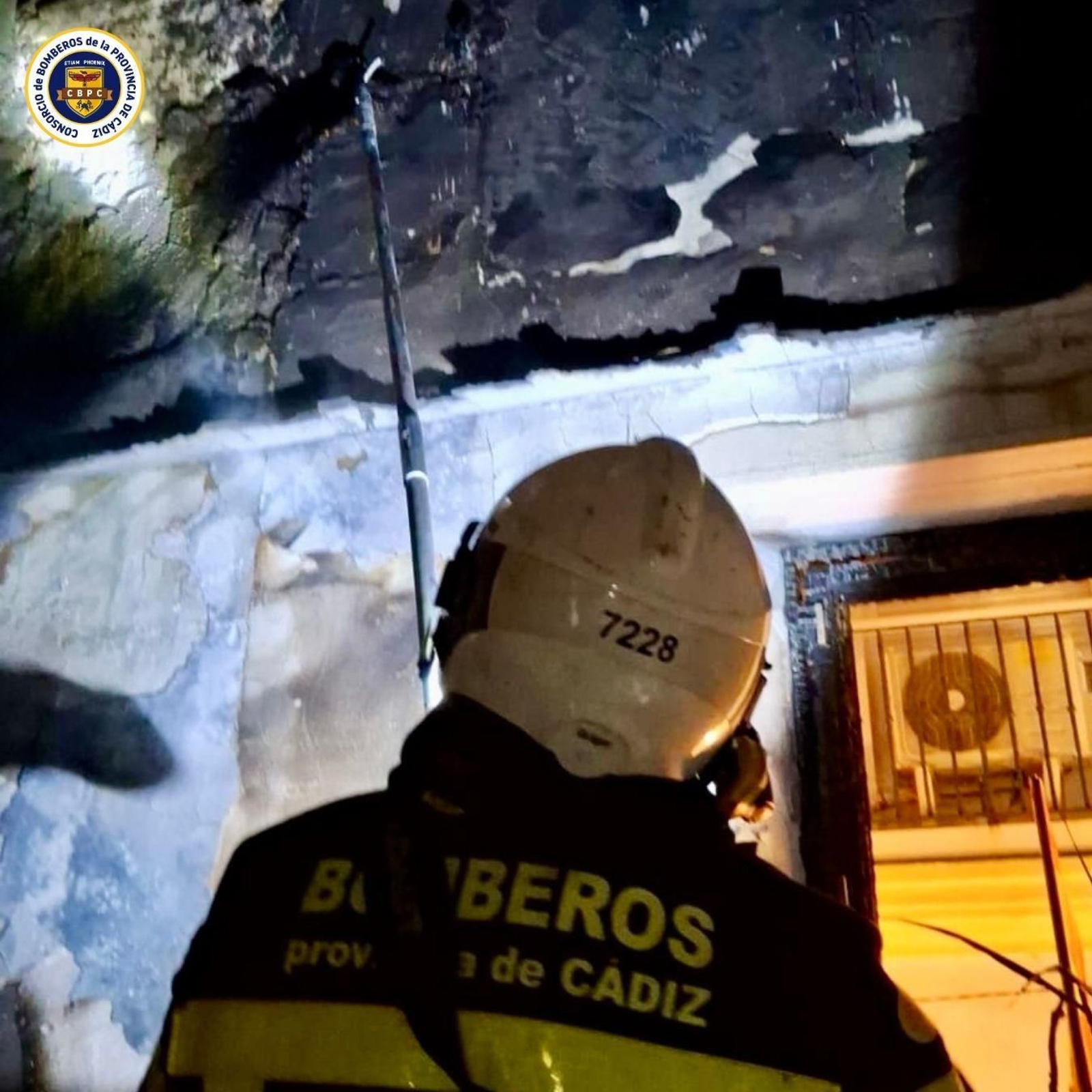 Los bomberos comprueban el estado de la vivienda afectada por el fuego en Feduchy en Cádiz. Los bomberos comprueban el estado de la vivienda afectada por el fuego en Feduchy en Cádiz.