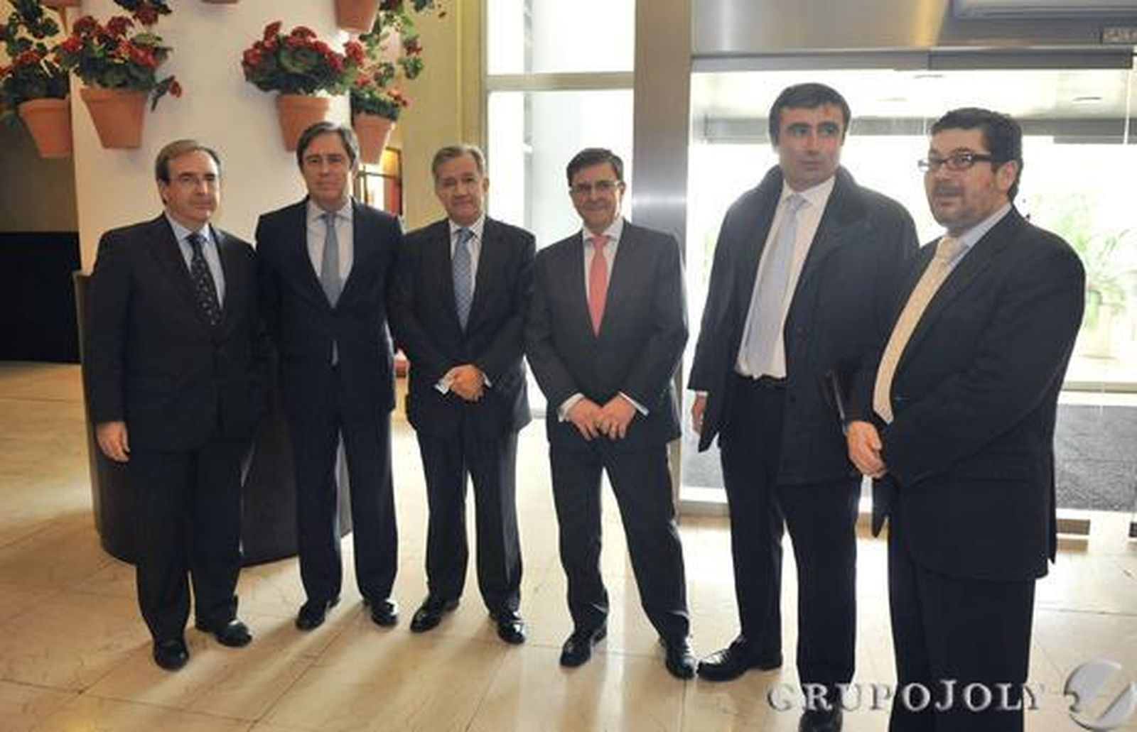 Juan Carlos Fernández, director general del Grupo Joly; Ricardo Pumar, presidente de Inmobiliaria del Sur; Jorge Segura, consultor de empresas; Francisco Rapún, director general de Cajasur; Francisco Pumar, director general de Inmobiliaria del Sur, y Jacinto Mañas, director de Comunicación de Cajasur.

Foto: Manuel Gómez/Juan Carlos Vázquez