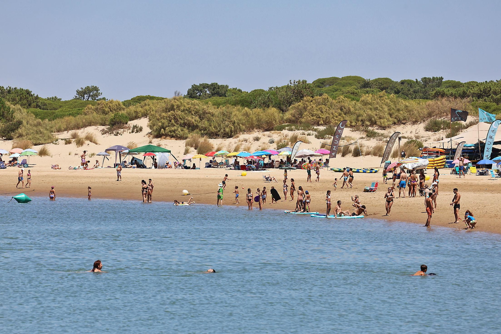 Ambiente en las playas de Huelva en la mañana de domingo
