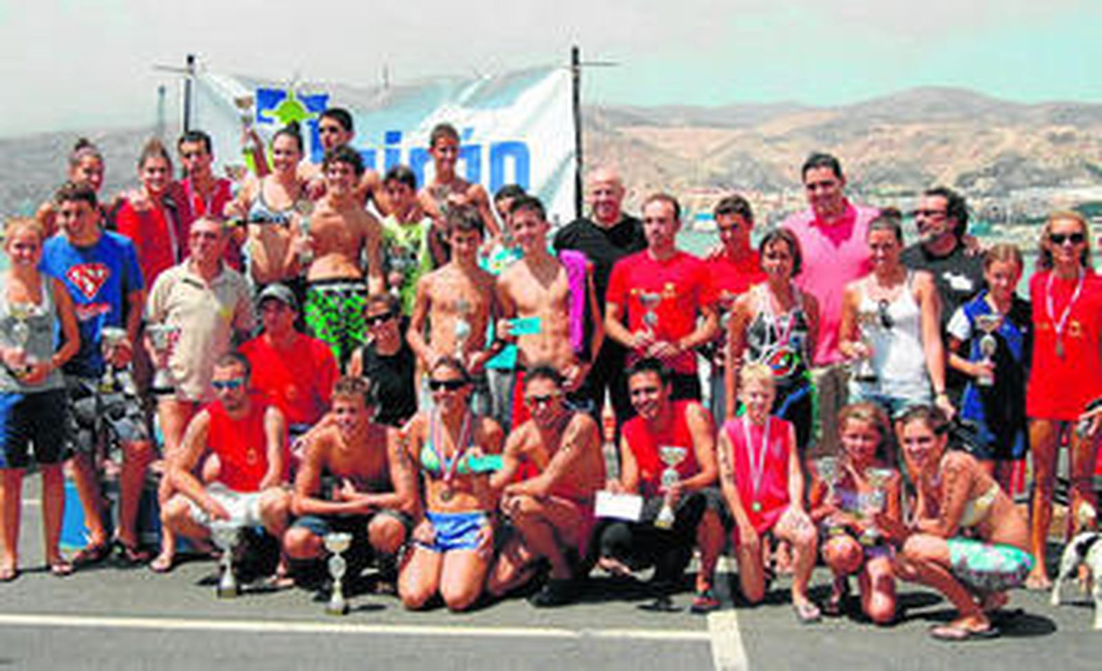 Todos los ganadores de la competición posan contentos junto a sus trofeos.