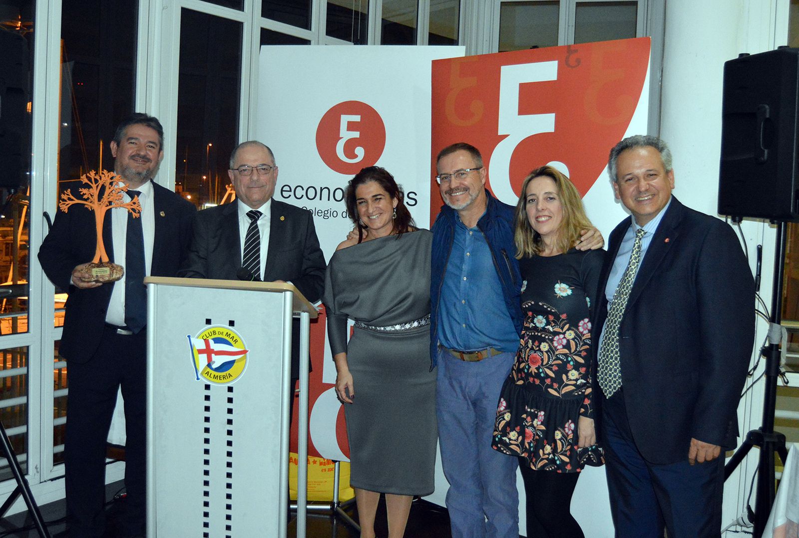 Justo Martínez, en el atril, con la directiva del Colegio de Economistas.