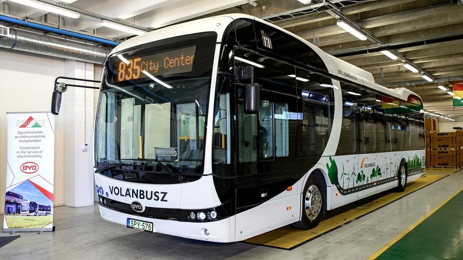 La de Szeged será la segunda planta de BYD en Hungría. Además de esta nueva en el sur del país ya disponía de otra, para el ensamblaje de autobuses, en el norte, en la ciudad de Komarom, fronteriza con Eslovaquia.