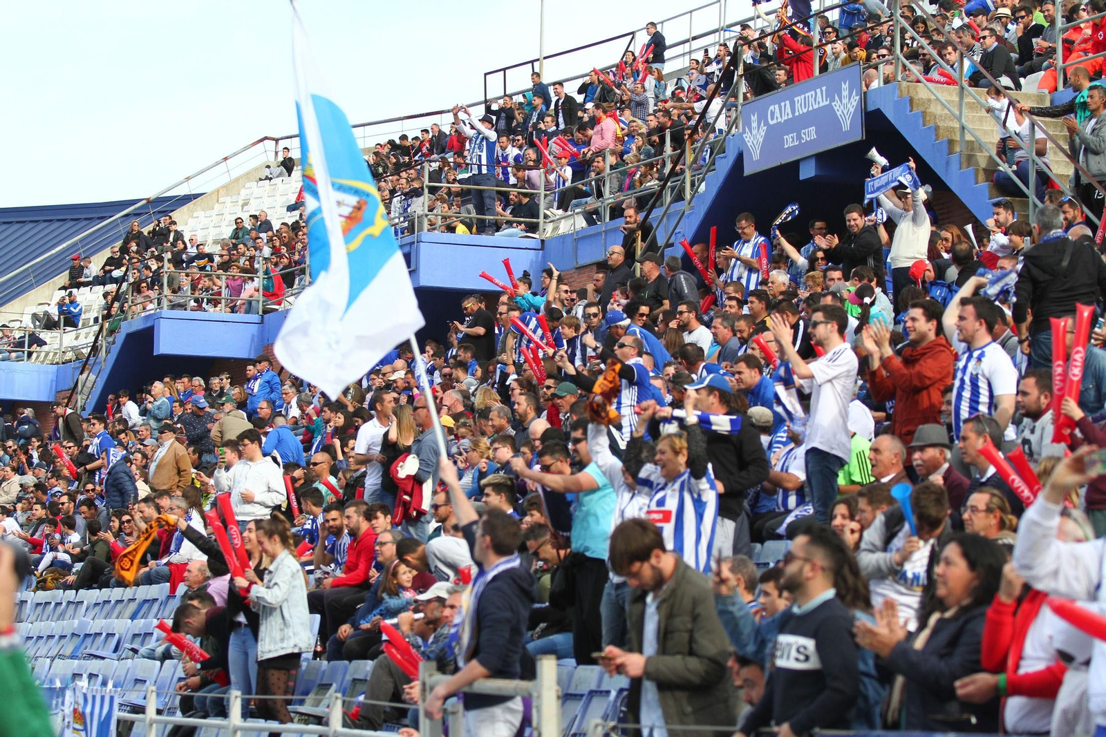 Ambientazo en las gradas del Recreativo de Huelva y el San Fernando