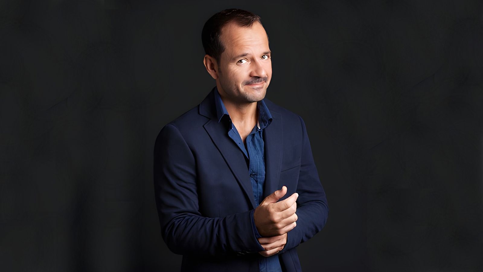 El escritor y presentador Ángel Martín llega a Jaén el sábado para poner de largo su nuevo monólogo: 'Somos Monos'.