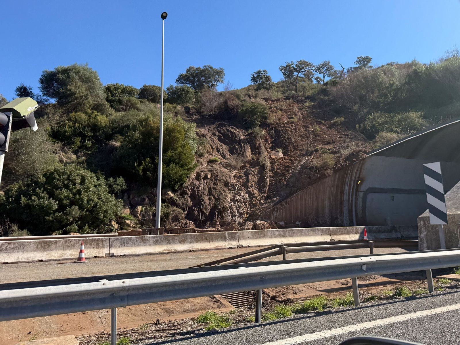 El desprendimiento en el túnel de Valdeinfierno, este martes.