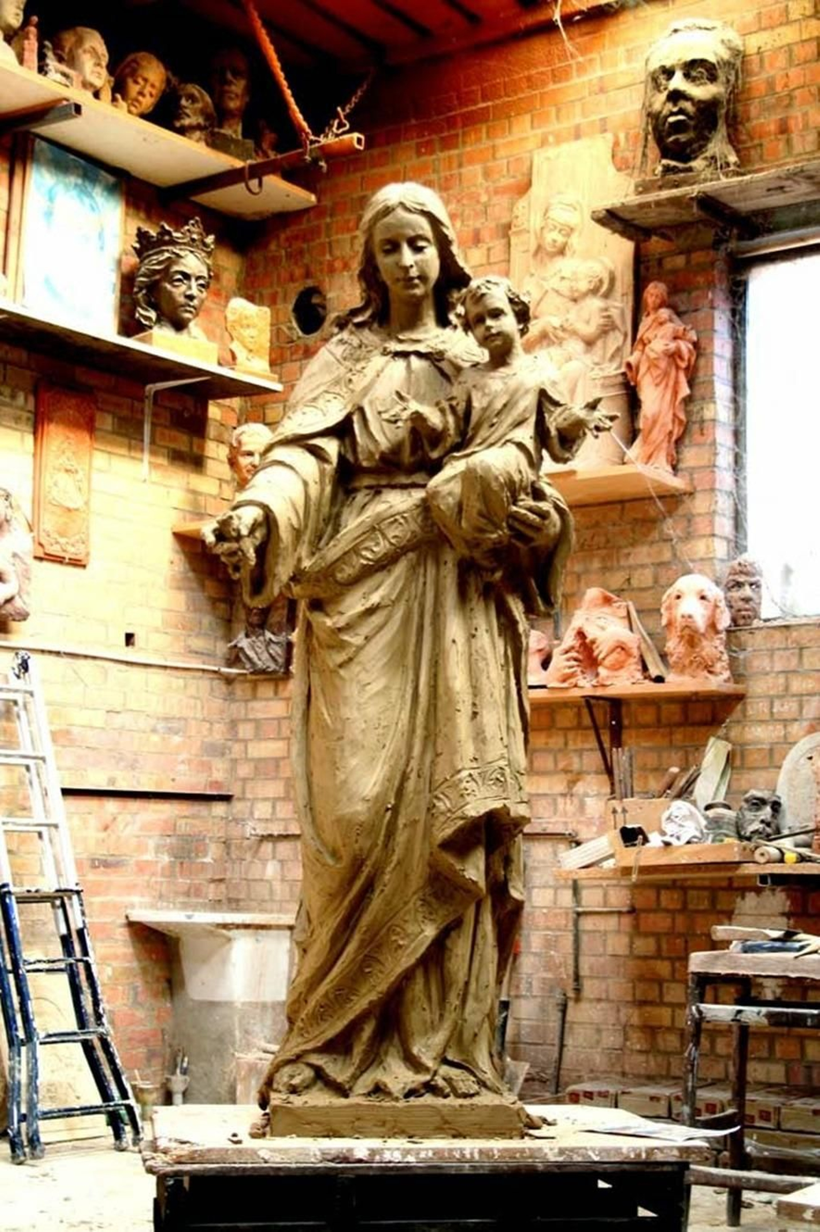 Primera fase, modelada en barro, de la imagen de María Auxiliadora, en el estudio del artista onubense Martín Lagares.