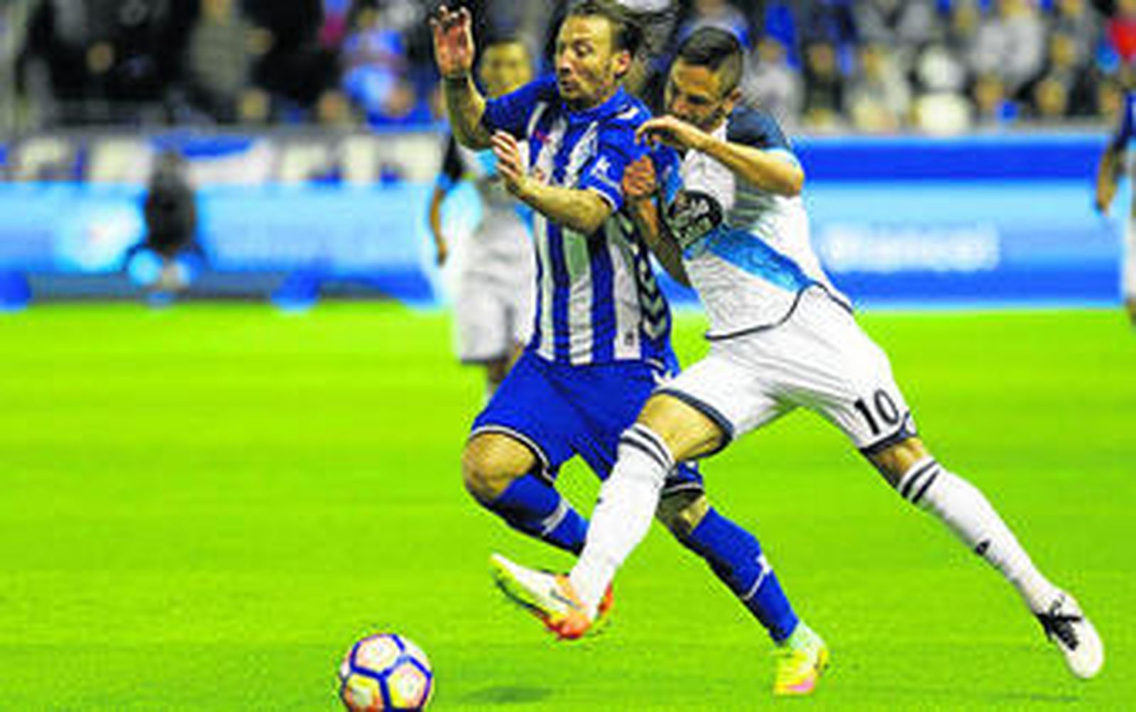 Alexis resiste la carga de un jugador del Deportivo de la Coruña.