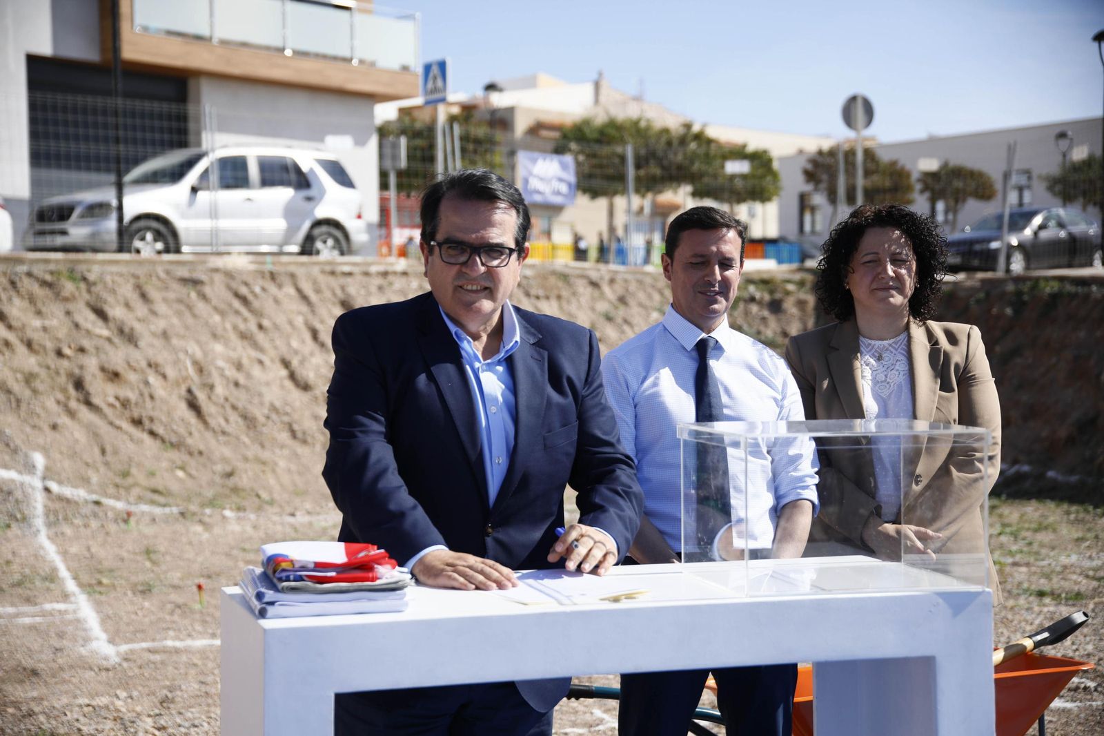 Las imágenes de la primera piedra del Centro de mayores en Balanegra