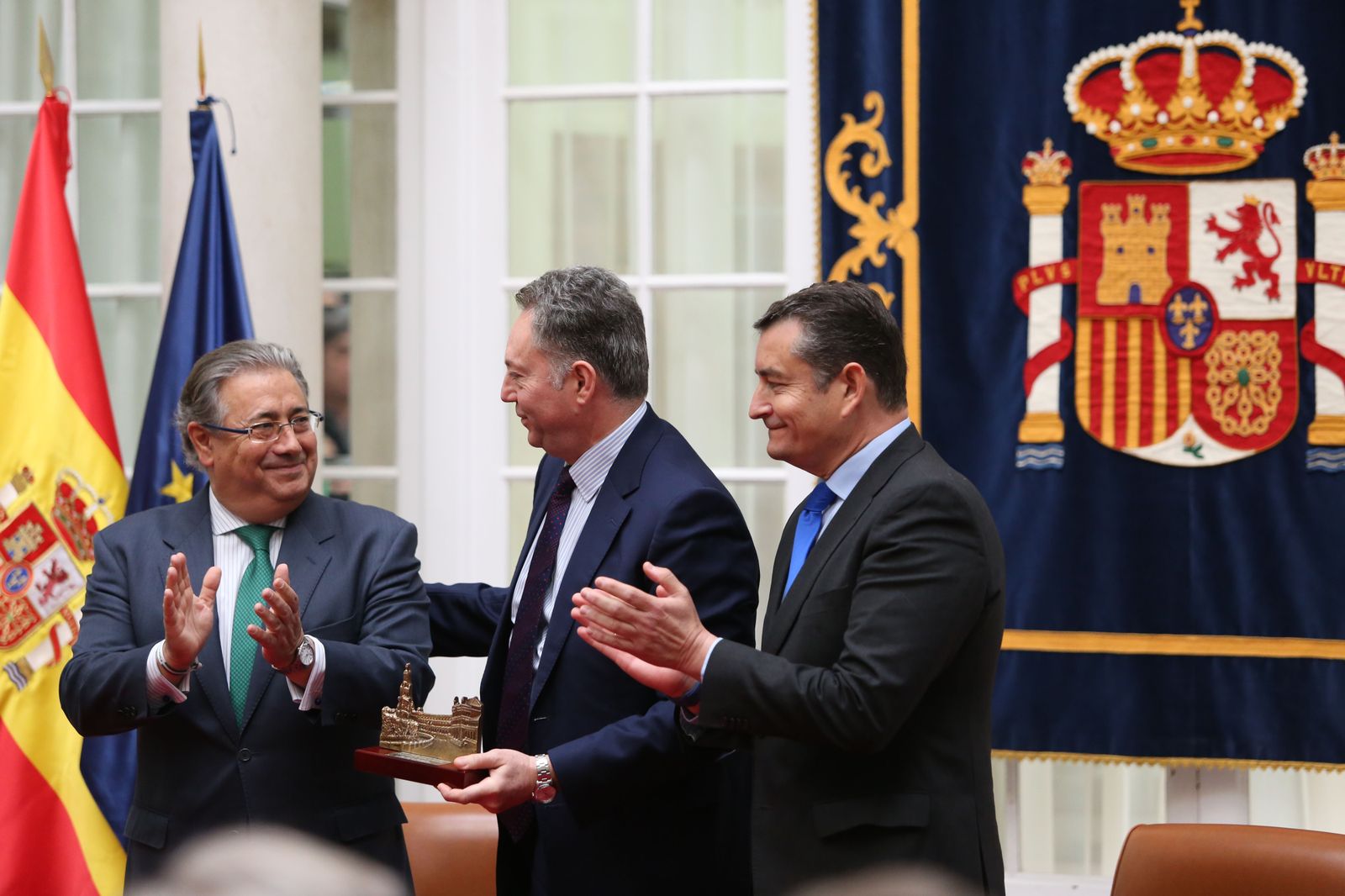 José Joly, presidente del Grupo Joly, junto al ministro del Interior y el delegado del Gobierno.