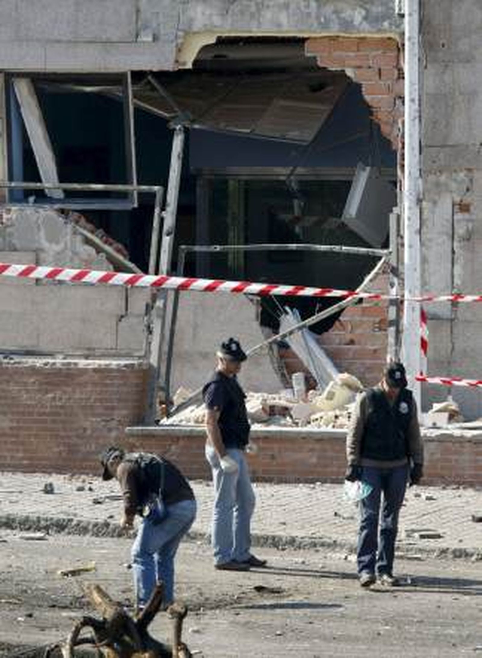 Un coche bomba con cien kilos de explosivos causa diez heridos en Ondarroa