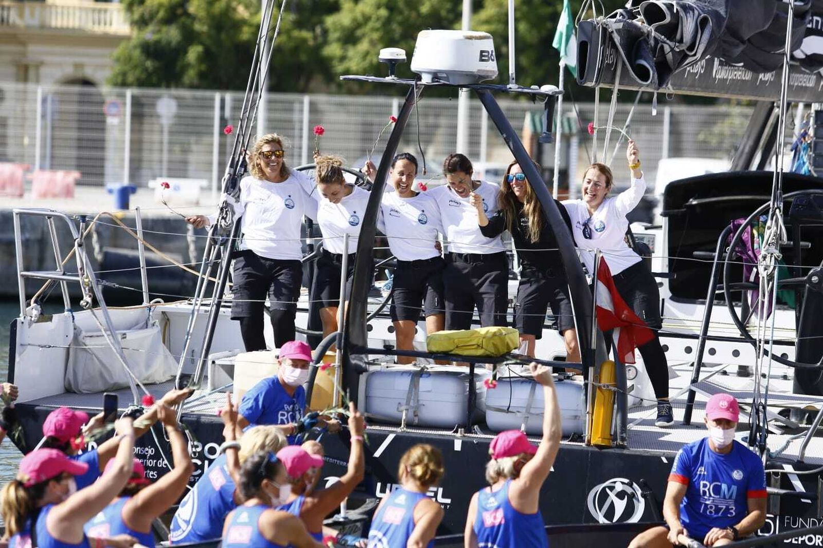 Las cinco navegantes con la capitana del barco y el equipo Dragon de Málaga.
