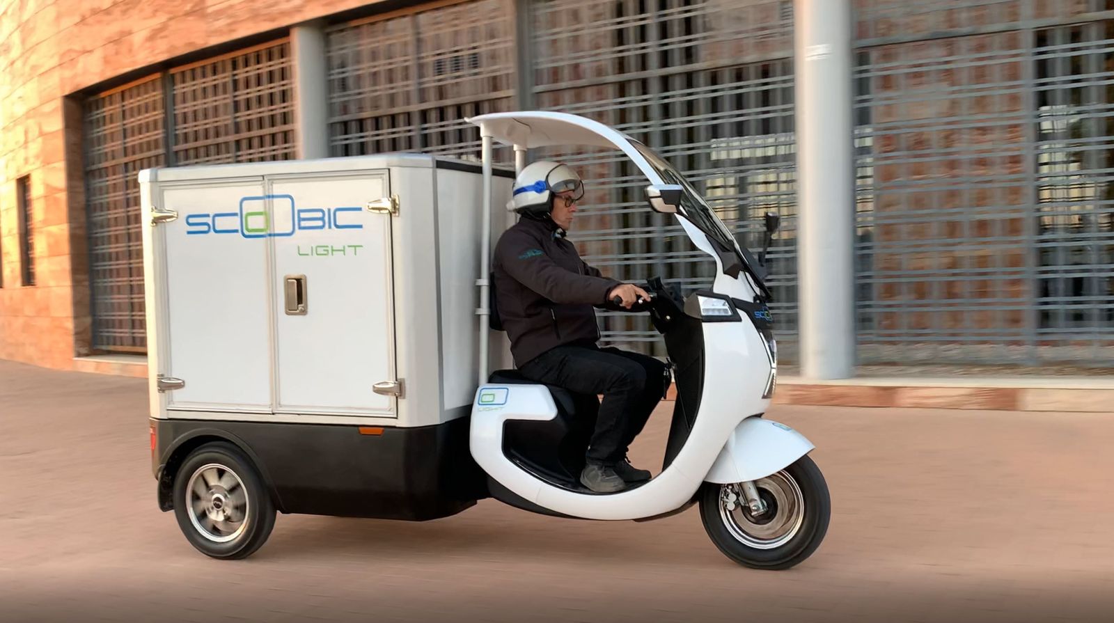 Un empleado conduce un vehículo Scoobic