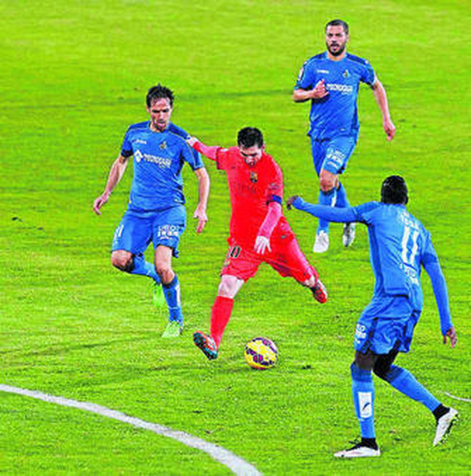 Messi lanza con la zurda rodeado de tres rivales azulones.