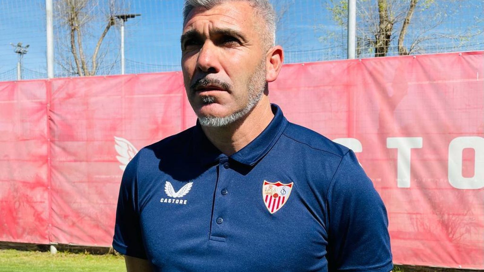 José Serrano posa con el polo oficial del Sevilla