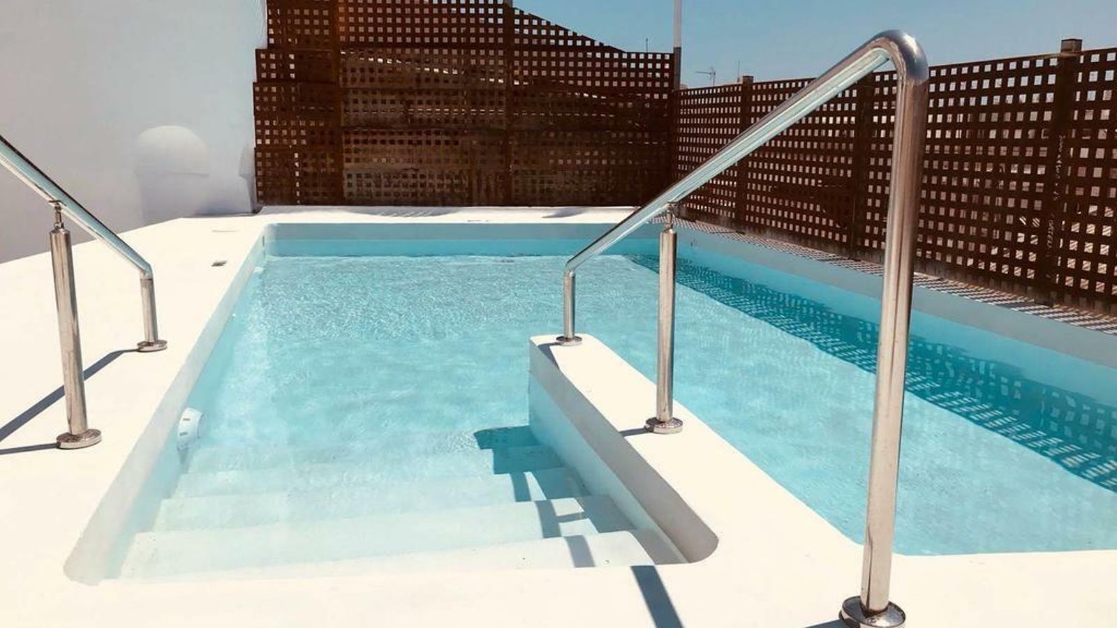 Piscina del alojamiento.