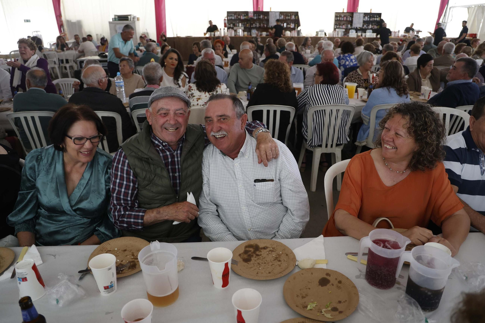 Varios de los asistentes posan divertidos durante el almuerzo.