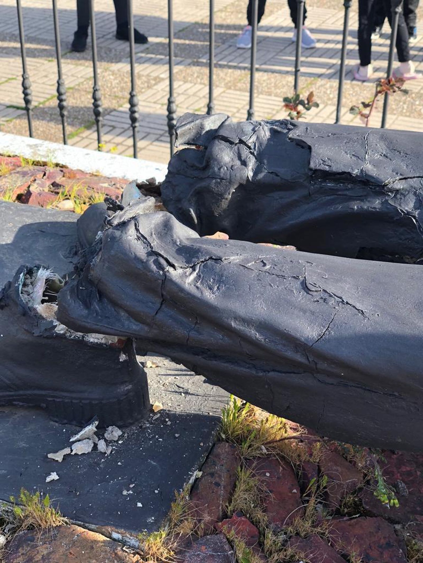 Detalle de los tobillos seccionados de la escultura.