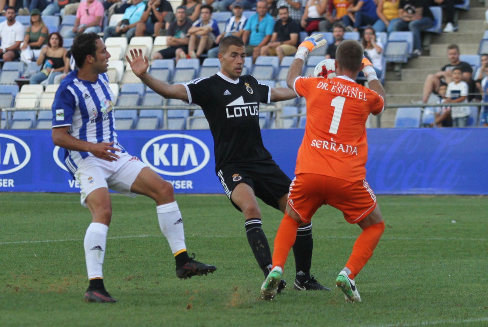 Javi Montoya atrapa el balón protegido por Dennis Nieblas en el Recre-Balona del curso pasado