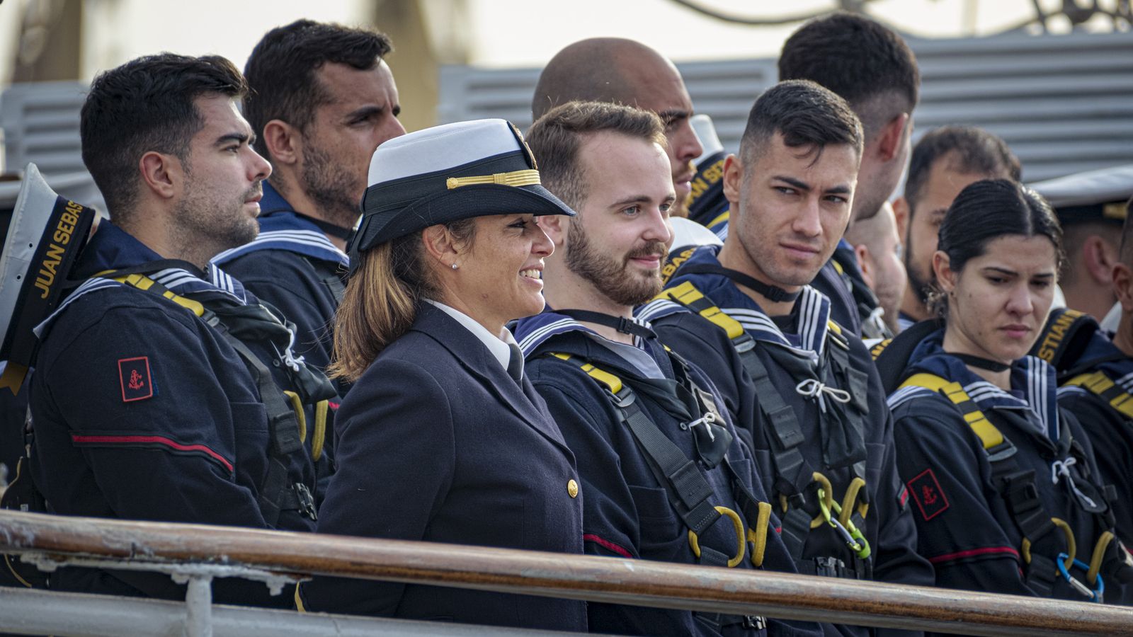 Salida del buque escuela J. S. de Elcano de los muelles de Cádiz para emprender su XCVI Crucero de Instrucción