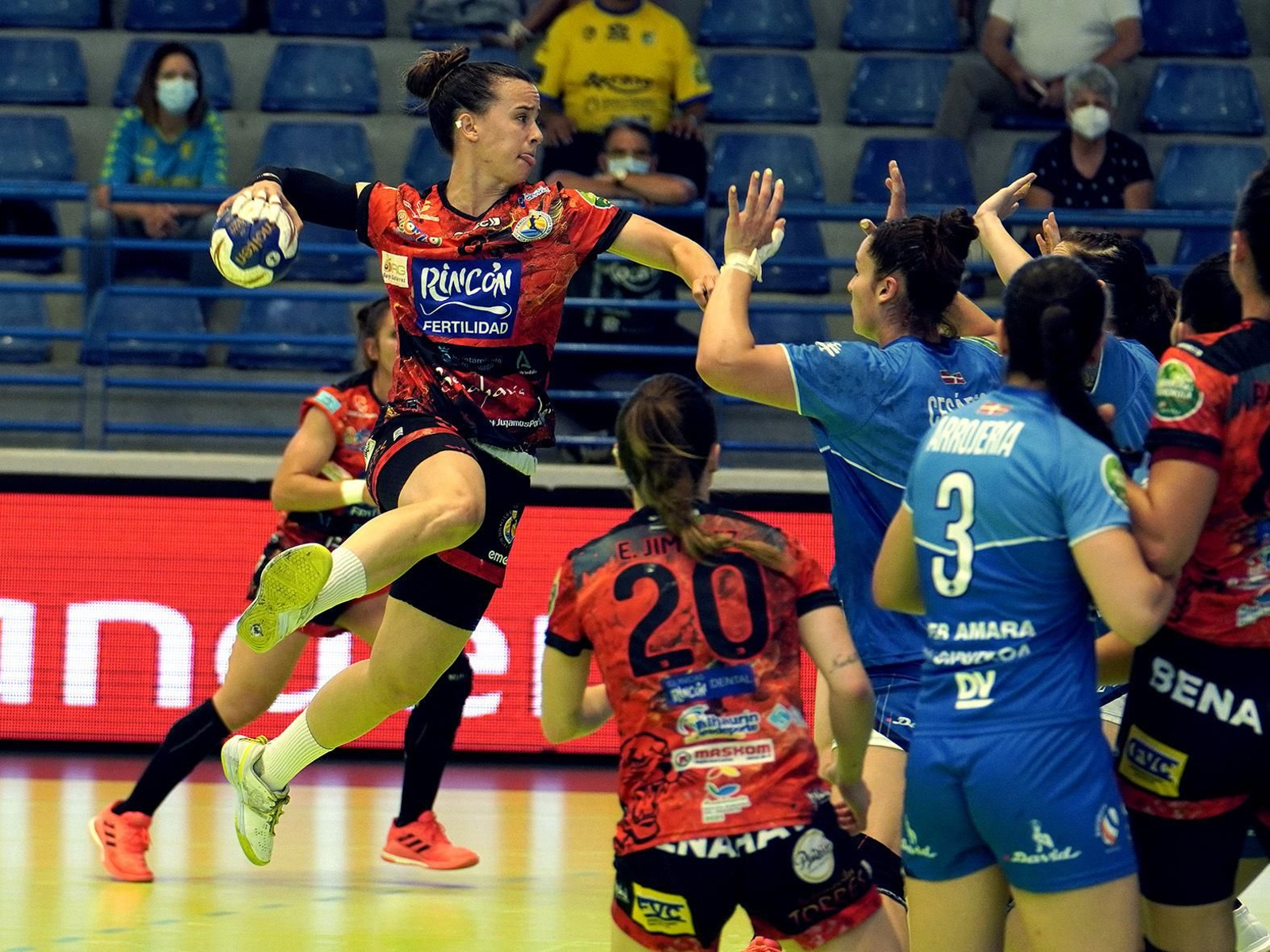 Un disparo de Paula García durante el partido. Un disparo de Paula García durante el partido.