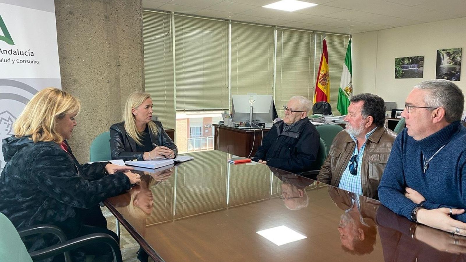 Reunión de la delegada territorial de Salud con los responsables de la federación de asociaciones de vecinos Esteros y Salinas. Reunión de la delegada territorial de Salud con los responsables de la federación de asociaciones de vecinos Esteros y Salinas.