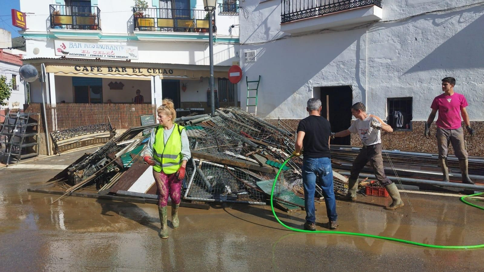 Los voluntarios de la DANA: decenas de personas limpian las calles de Benamargosa (fotos)