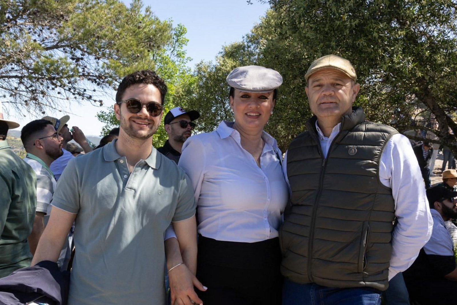 Miles de romeros acuden al encuentro de la Virgen de la Cabeza en su romería