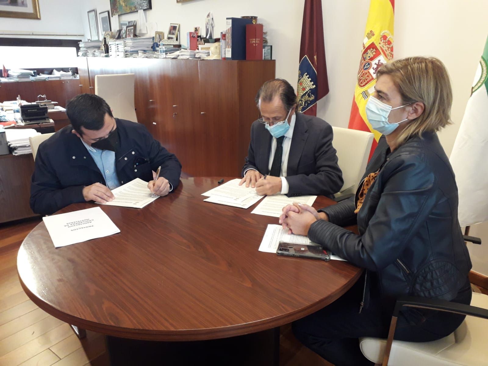 Momento de la firma del convenio en el despacho de Alcaldía por los representantes municipales y de la Asociación de Hostelería.