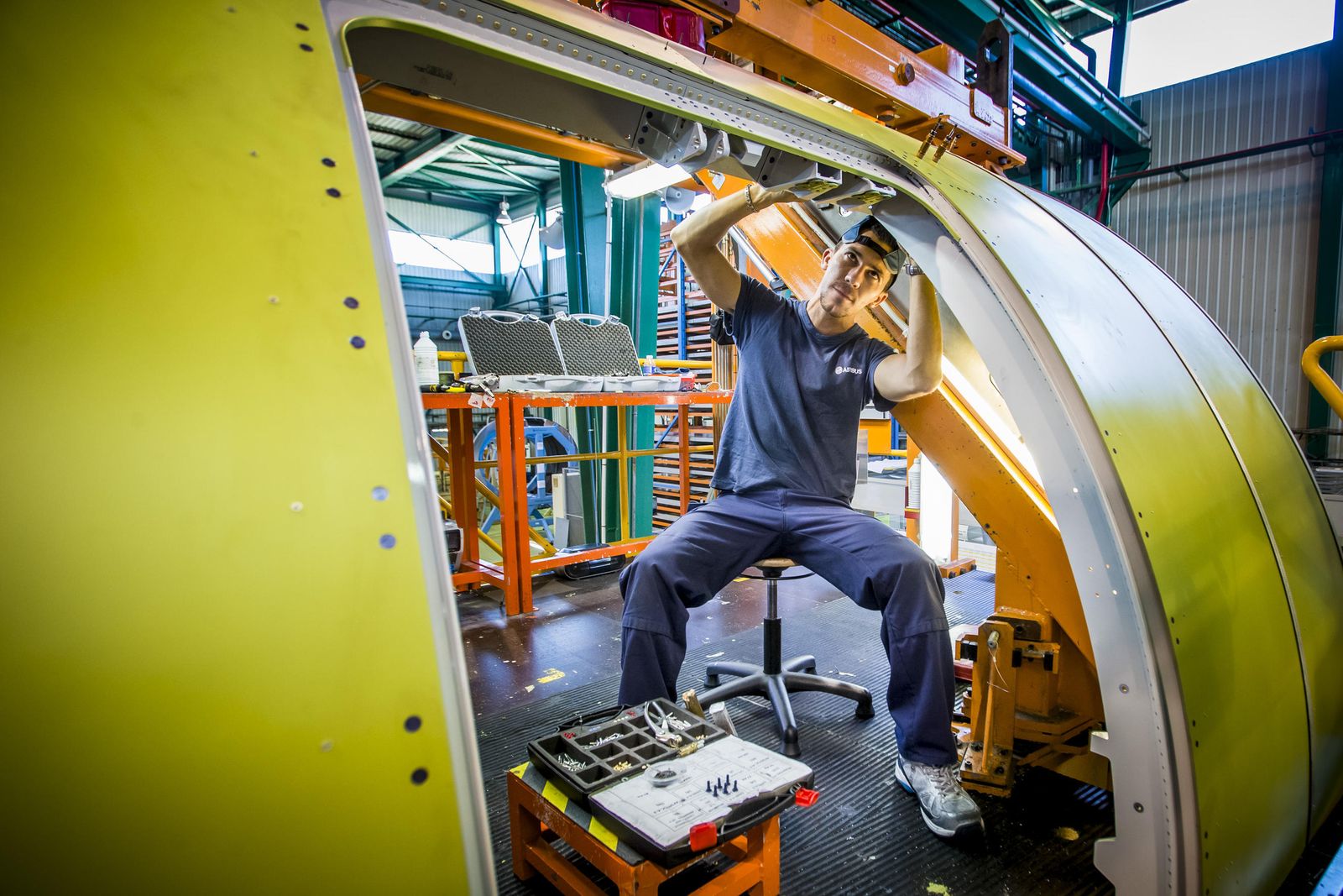 Un operario del CBC trabaja en una de las piezas para Boeing