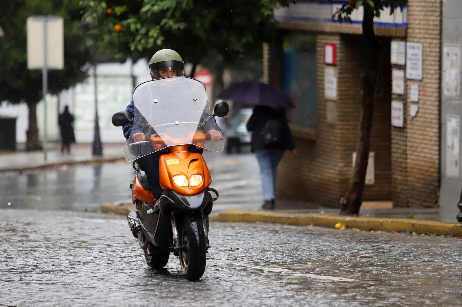 Día de lluvia, viento y frío en Huelva, en imágenes